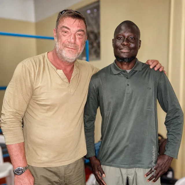 Pascal Feixes aux côtés de personnalités sénégalaises, sur un tournage ou un événement PL Production.