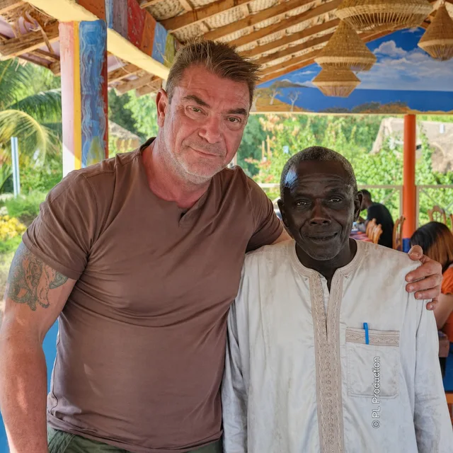 Pascal Feixes aux côtés de personnalités sénégalaises, sur un tournage ou un événement PL Production.