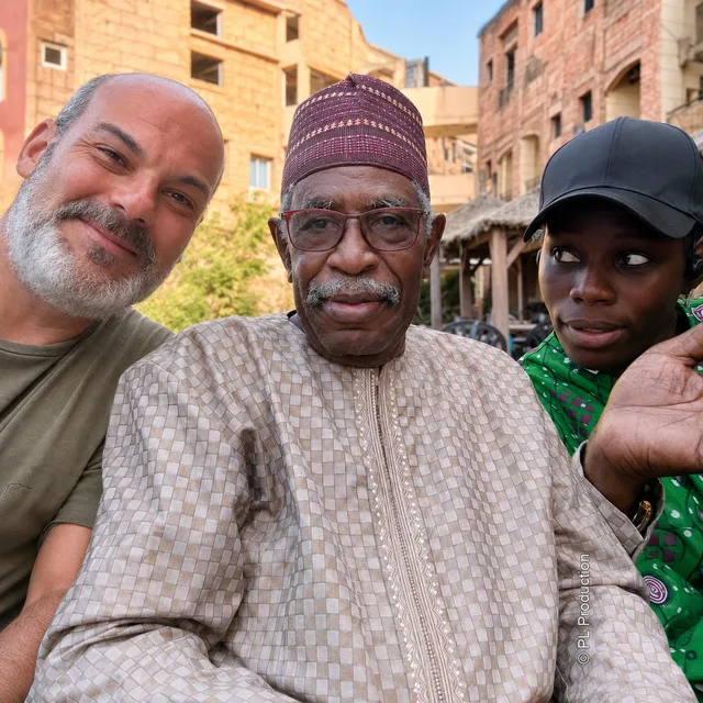 Pascal Feixes aux côtés de personnalités sénégalaises, sur un tournage ou un événement PL Production.