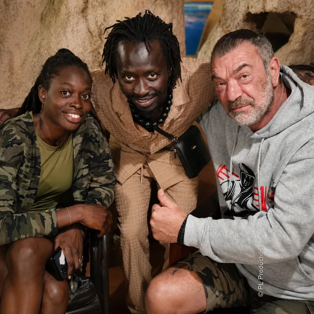 Pascal Feixes aux côtés de personnalités sénégalaises, sur un tournage ou un événement PL Production.