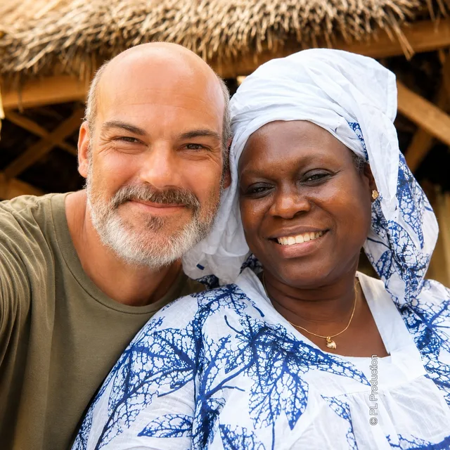 Pascal Feixes aux côtés de personnalités sénégalaises, sur un tournage ou un événement PL Production.