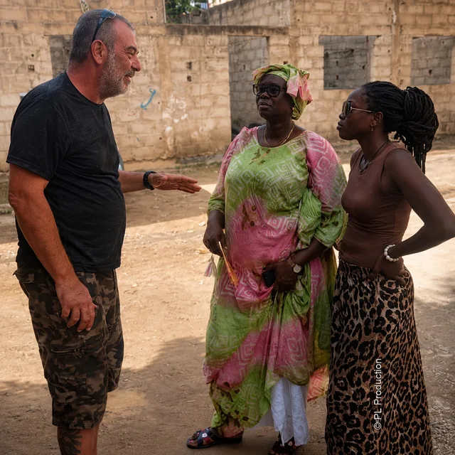 Pascal Feixes aux côtés de personnalités sénégalaises, sur un tournage ou un événement PL Production.