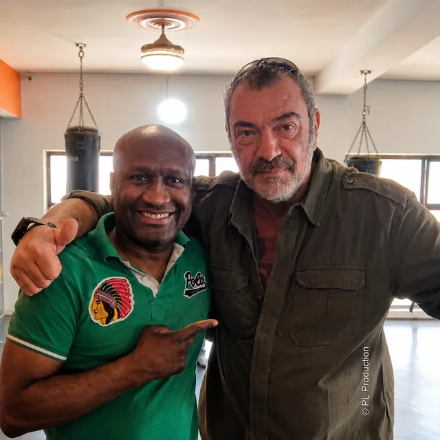 Pascal Feixes aux côtés de personnalités sénégalaises, sur un tournage ou un événement PL Production.