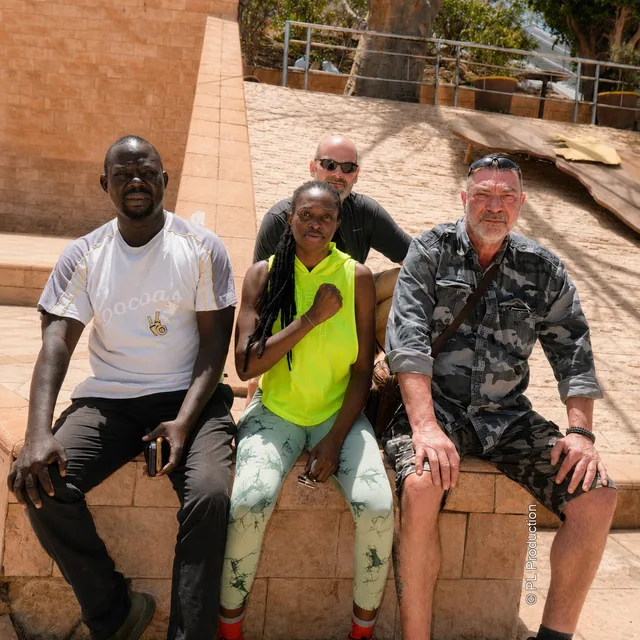 Pascal Feixes aux côtés de personnalités sénégalaises, sur un tournage ou un événement PL Production.