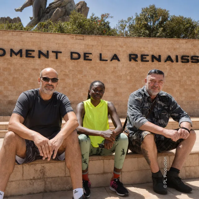 Pascal Feixes aux côtés de personnalités sénégalaises, sur un tournage ou un événement PL Production.